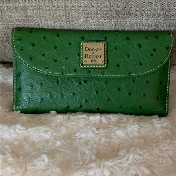 Dooney and Bourke green ostrich Wallet w/ checkbk